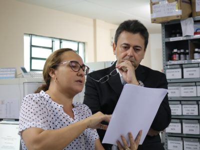 pessoas em pé