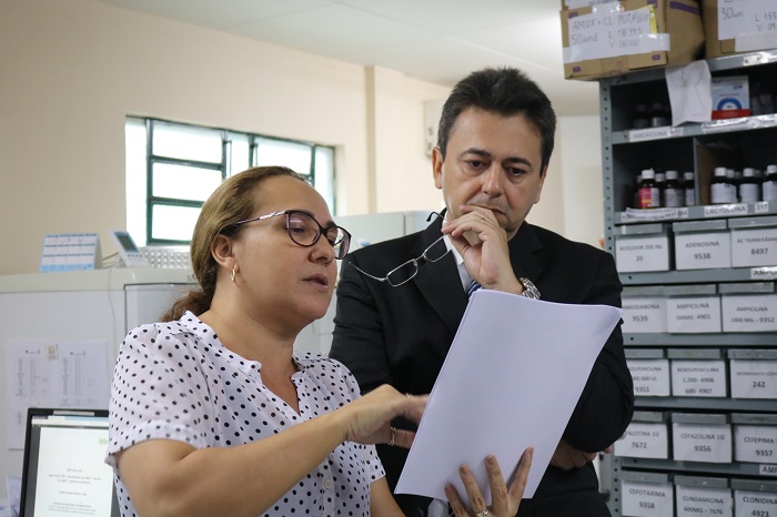 pessoas em pé