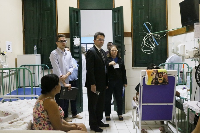 pessoas em pé