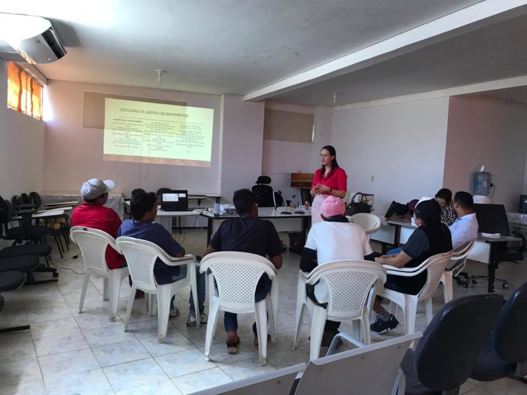Encontro projeto Reeducar: alguns homens sentados assistem à apresentação da Promotora.