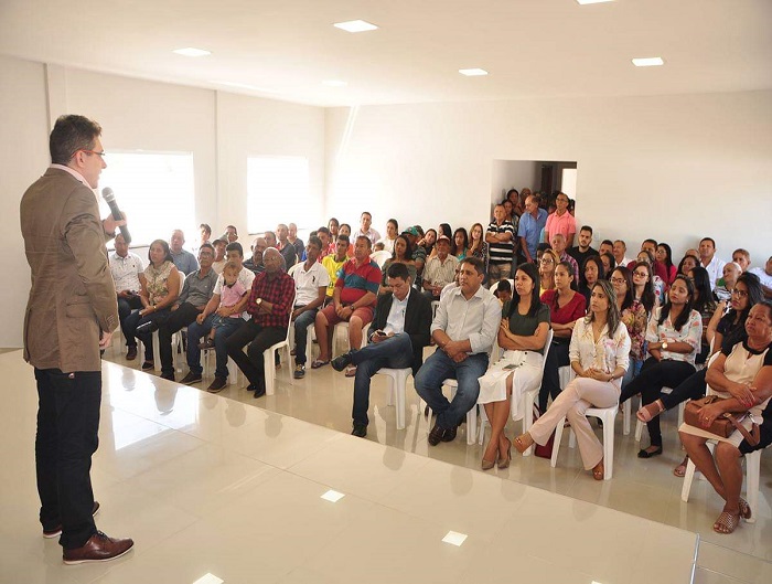 Pessoas sentadas em auditório 