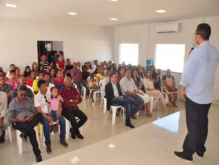 Pessoas sentadas em auditório 