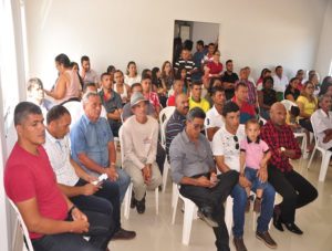 Pessoas sentadas em auditório