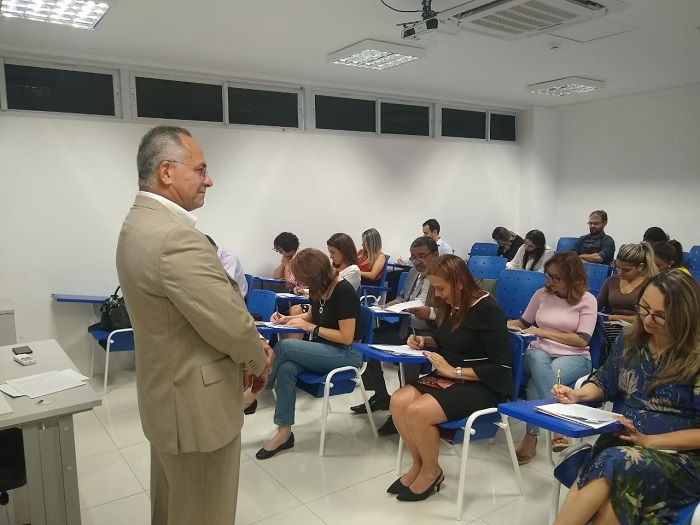 Pessoas sentadas em sala de aula 