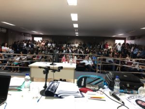 Pessoas em auditório assistindo julgamento