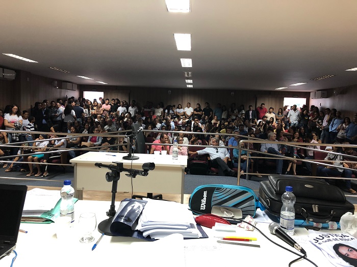 Pessoas em auditório assistindo julgamento