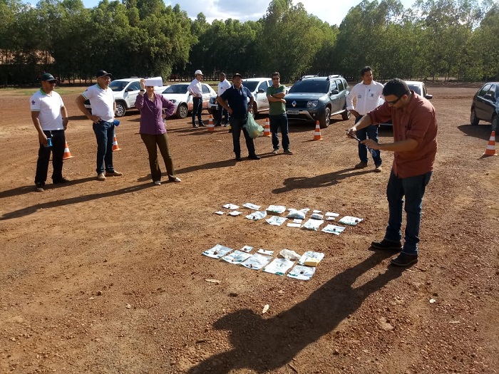 Pacotes de drogas no chão 