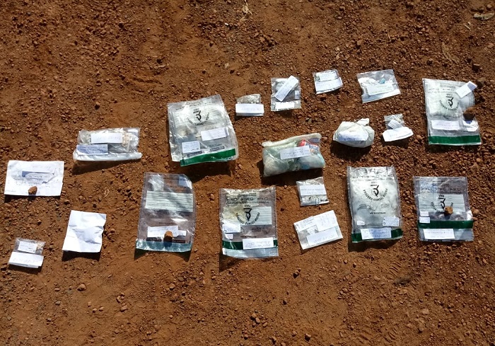 Pacotes de drogas no chão 