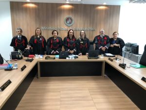 Pessoas de pé sorrindo