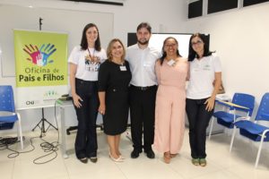 Pessoas de pé sorrindo