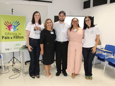 Pessoas de pé sorrindo