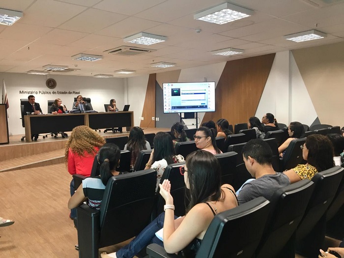 pessoas sentadas