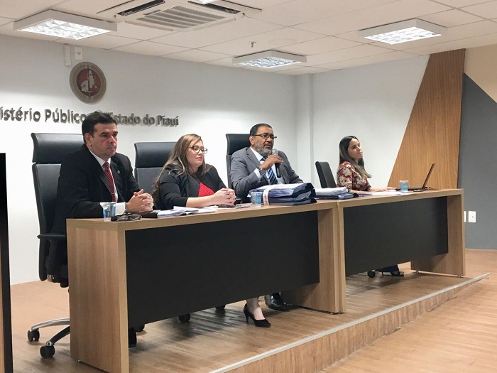 pessoas sentadas