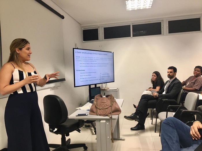 Mulher de pé falando 