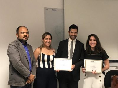 Pessoas de pé segurando certificados