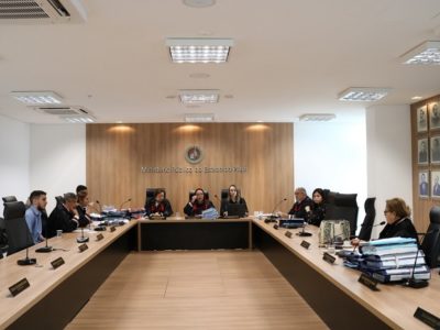 Pessoas sentadas em volta de uma bancada