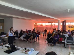 Pesoas sentadas em auditório