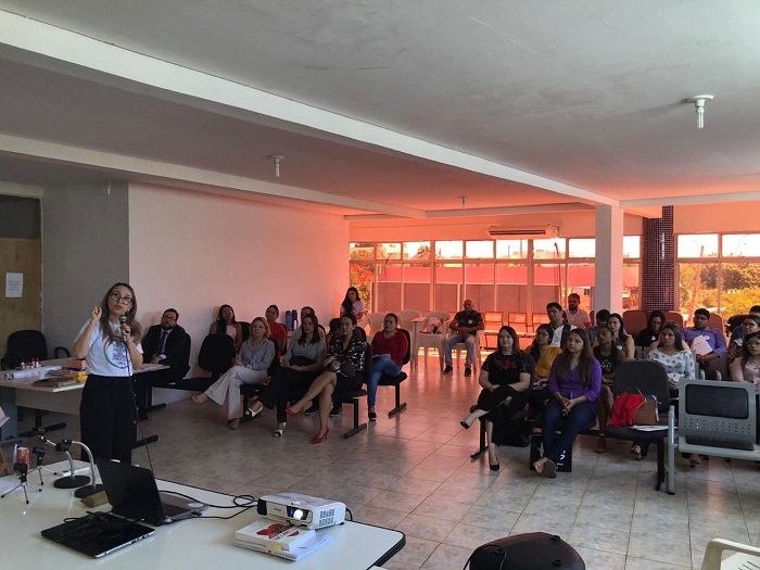 Pesoas sentadas em auditório
