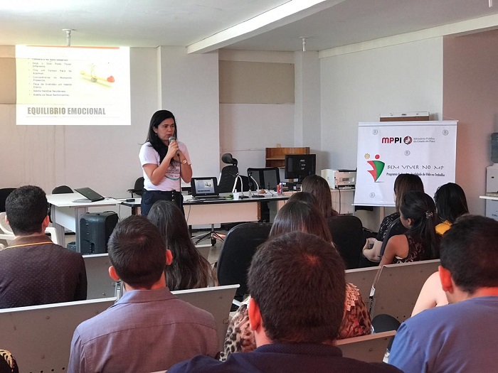 Pessoas sentadas em auditório 