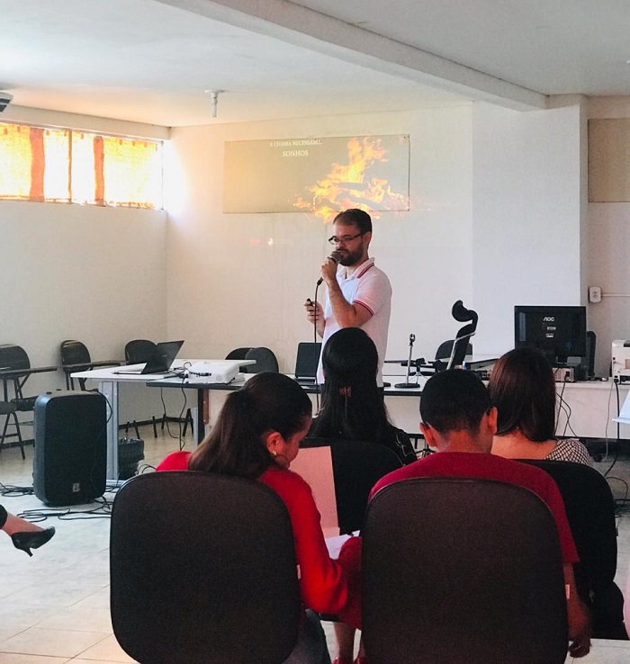 Pessoa de pé ministrando palestra 