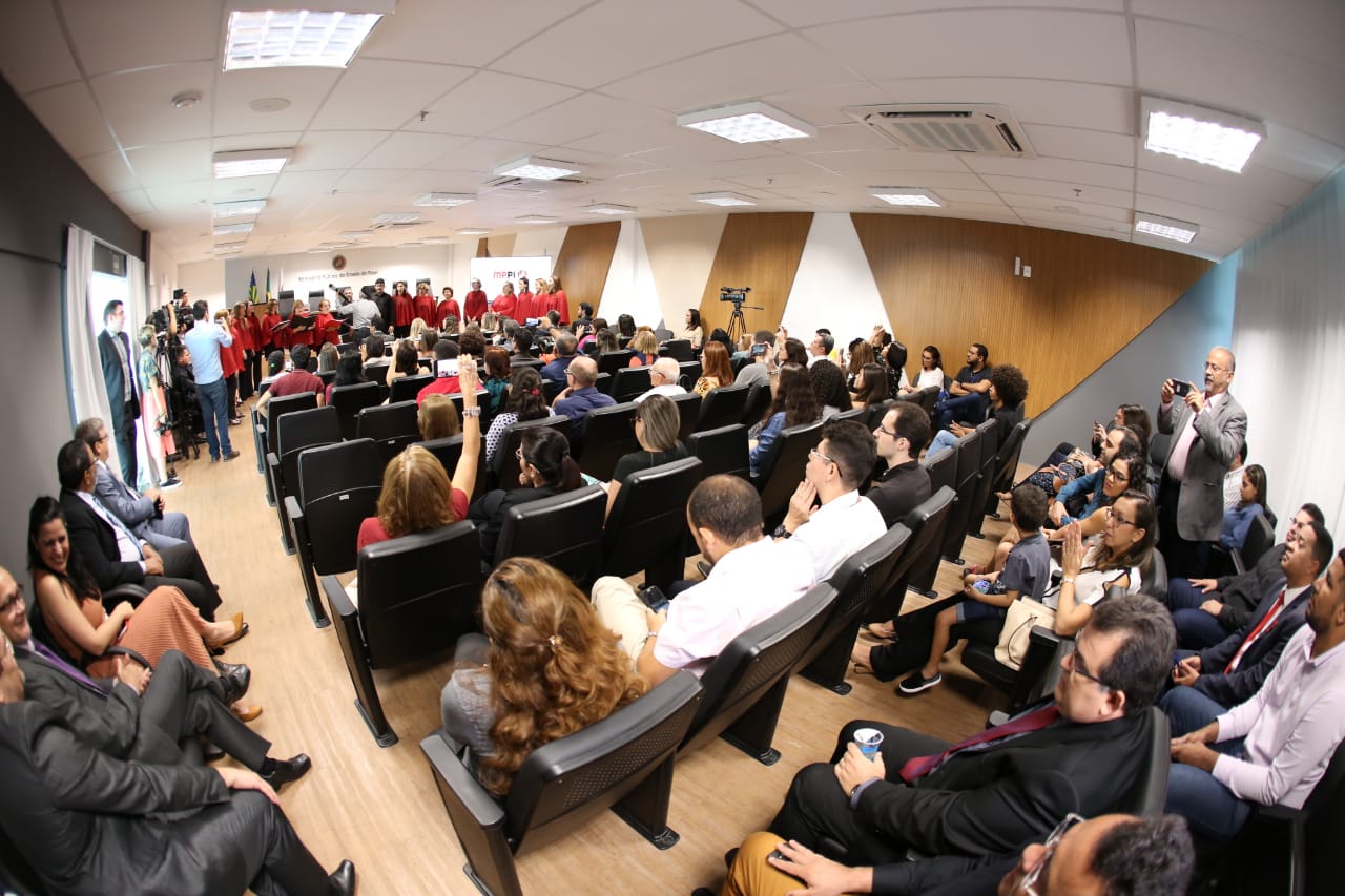 Público apreciando coral Vozes do MP.