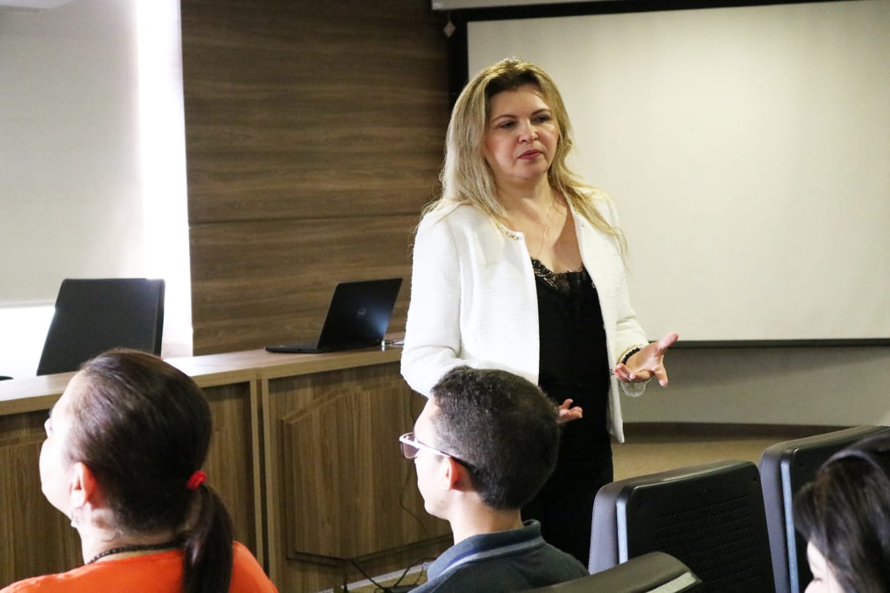 Promotora Carmelina durante fala para os presentes