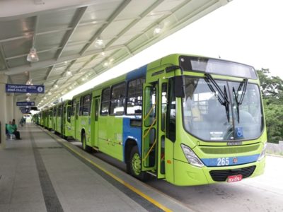 ônibus em terminal de Teresina