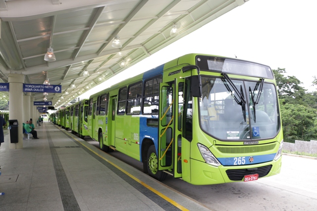 ônibus em terminal de Teresina