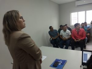 Pessoas reunidas firmando termo de conduta sobre para o Carnaval 2019