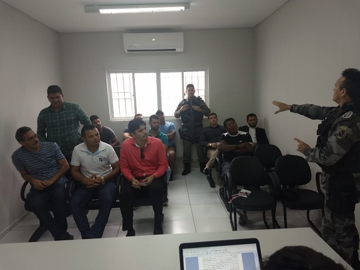 Pessoas reunidas firmando termo de conduta sobre para o Carnaval 2019