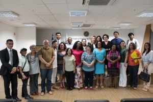 Pessoas de pé unidas pelos Direitos Humanos
