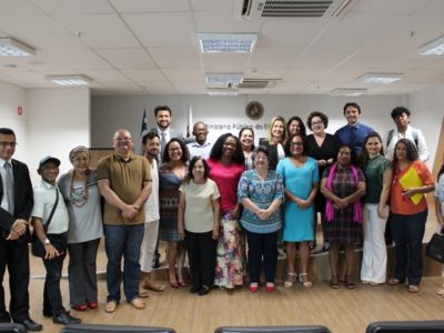 Pessoas de pé unidas pelos Direitos Humanos