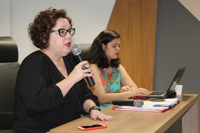 Promotora de Justiça expondo relatórios de inspeções 