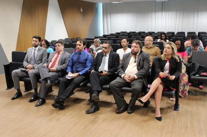 Pessoas atentas à audiência pública
