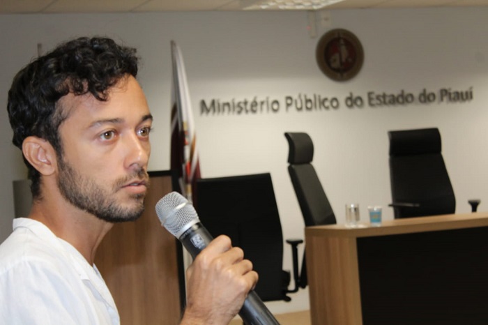 Militante de movimento social se pronunciando