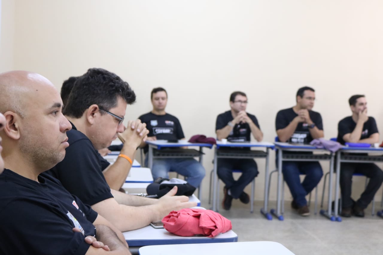Homens sentados em sala