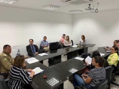 pessoas sentadas