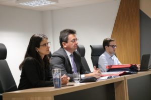 pessoas sentadas