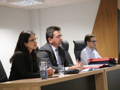 pessoas sentadas