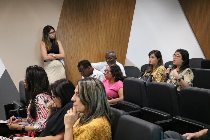 pessoas sentadas