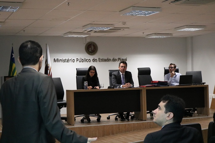 pessoas sentadas