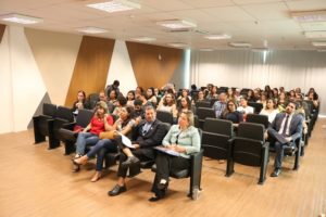 Pessoas sentadas em auditório