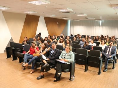 Pessoas sentadas em auditório