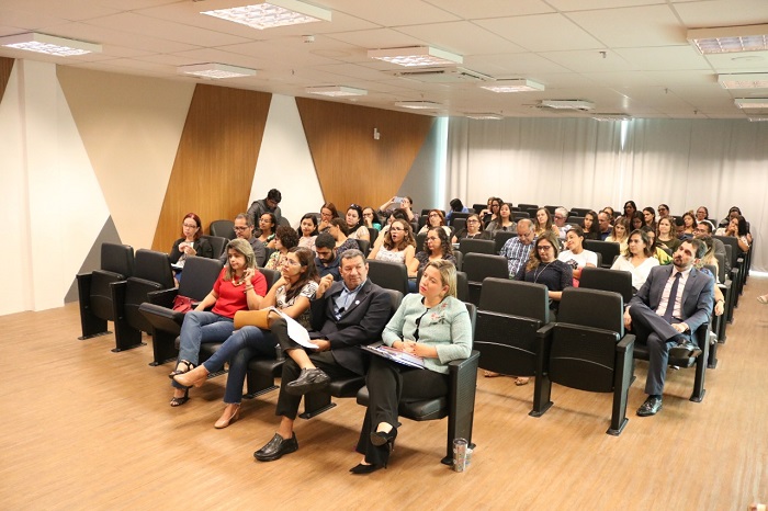 Pessoas sentadas em auditório