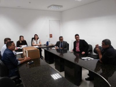 pessoas sentadas