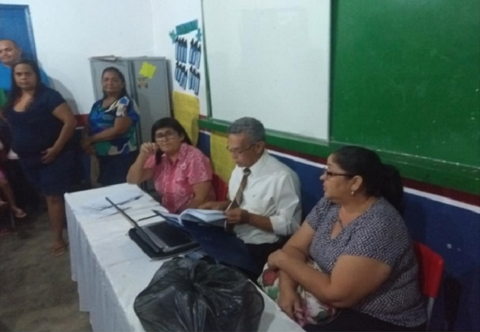 Promotor Flávio Teixeira durante reunião realizada em uma comunidade escolar