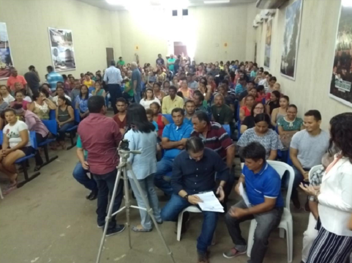 Pessoas sentadas em sala de aula 