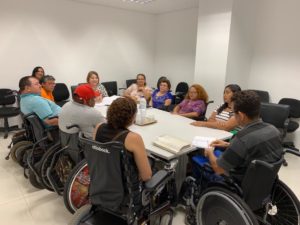 Grupo de pessoas sentadas à mesa