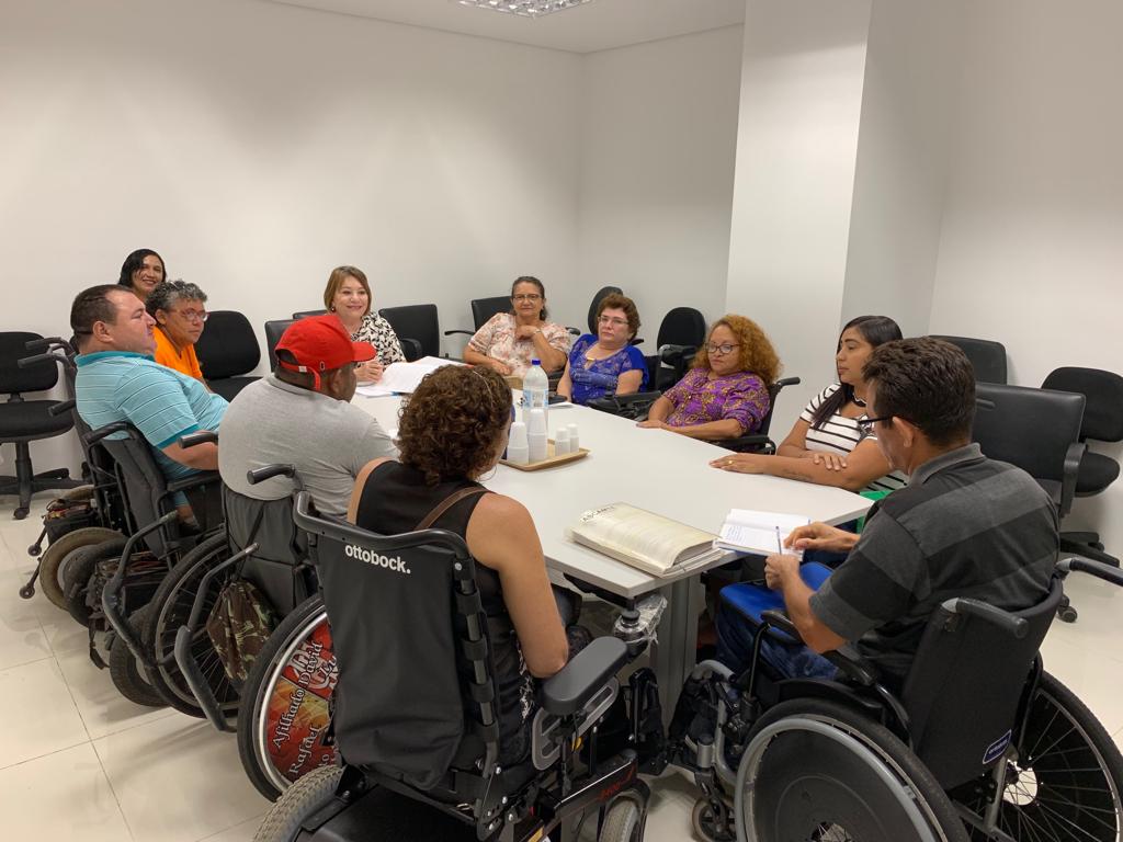 Grupo de pessoas sentadas à mesa