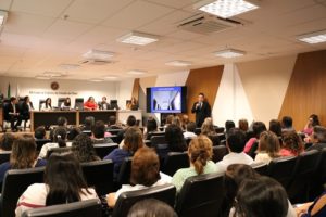 Pessoas sentadas em auditório